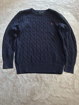 Stilig knitstickad tröja från Ralph lauren - Tröjan är helt äkta samt 100% bomull och köpt på nk Göteborg. 🏬                   Jag skickar samma dag alltid 🚚 och accepterar returer. Inga skambud 