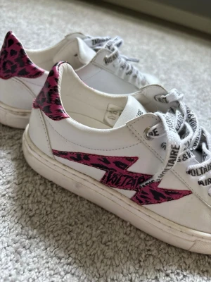 Zadig & Voltaire  sneakers - Snygga vita sneakers från Zadig & Voltaire med coola rosa och svarta leoparddetaljer på hälen och sidan🩷 storlek 34, men ganska små så passar nog 33. Nypris- 1600 kr