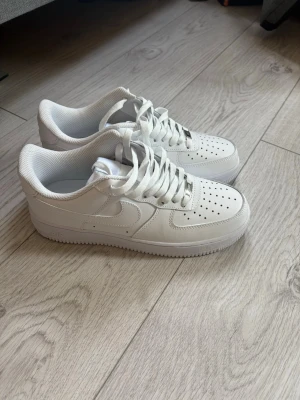 Vita Nike Air Force 1 sneakers - Klassiska helvita Nike Air Force 1 knappt använda helt nya