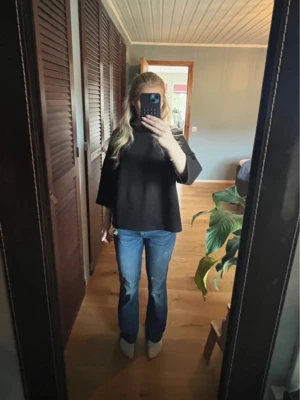 Blå bootcut jeans med lätt slitning - Säljer blåa jeans som är bootcut och lätt slitna detaljer på låren. Står inte vad de är för storlek, då de köptes på Sellpy, men passar mig som vanligtvis har Small
