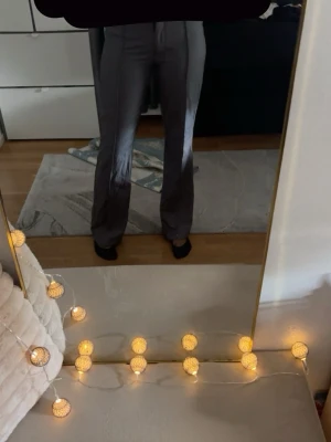 No waist flare suit pants  - Säljer ett par grå kostymbyxor med rak passform och lätt utsvängda ben (flare). Byxorna har en stilren design och långa ben som ger en snygg siluett. Perfekta för dig som gillar en clean, tidlös och elegant look. De passar lika bra till vardags som till fest eller jobbet.