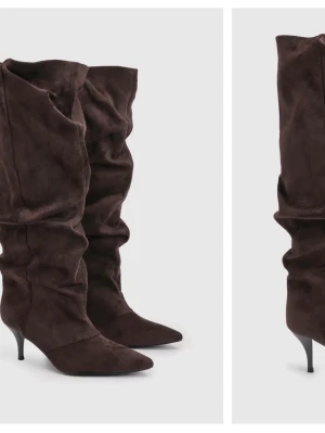 Bruna slouchy stövlar med klack - Säljer ett par bruna stövlar i mockaimitation med slouchy passform och spetsig tå. De har smal klack och når upp till knäet.  Nya ovh därav aldrog använda 