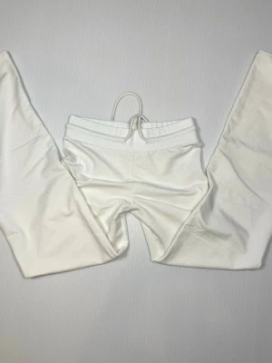 Lager 157 – vita raka byxor – low waist – XS – aldrig använda - Säljer ett par vita, raka byxor från Lager 157 i storlek XS. Low waist-modell. Aldrig använda – endast testade. Fräscha och redo att användas.  • Skick: Nyskick – oanvända • Storlek: XS • Kön: Dam • Färg: Vit • Märke: Lager 157 • Modell: Låg midja, raka ben