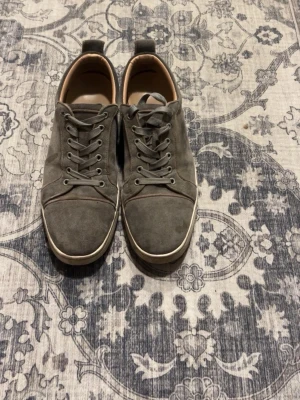 Gråa Loubs i strlk 42 - Säljer ett par stilrena gråa loubs som enkelt sagt matchar med vad som helst. Skorna är har inga defekter men är dock smutsiga.