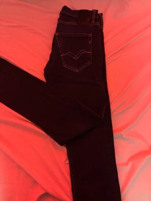Mörkblå replay jeans grover 28 - Säljer mina replay jeans då jag inte använder dem längre☺️