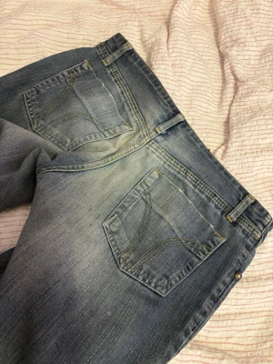 Dolce&Gabbana vintage jeans - Jeansen är lite korta på mig som är 160. Väldigt snygga med hål i! Skriv för fler frågor:)