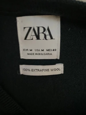  stickad tröja från Zara - Mörkgrön stickad tröja från Zara i 100% extrafin ull. Tröjan har rund halsringning, långa ärmar och ribbade muddar vid ärmslut och nederkant. Perfekt för dig som gillar stilrena och klassiska plagg i mjukt material.