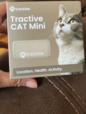Tractive CAT Mini GPS-tracker ! - Tractive CAT Mini är en liten och smidig GPS-tracker för katter. Den är grå och rektangulär, levereras med halsband och har uppladdningsbart batteri. Perfekt för att hålla koll på kattens position, hälsa och aktivitet via app.