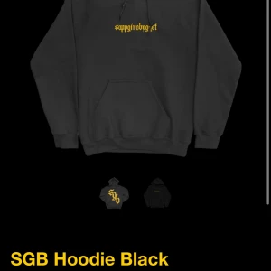 svart Soppogirobygget hoodie med gul text - Populär Soppgirobygget hoodie! Tvättad en gång, köpt på konserten i Göteborg sommaren 2025! Säljer då den e förstor🙃Säljs ej längre