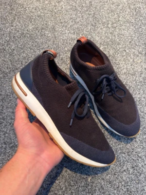 Loro piana flexy walk 42 - Loro piana flexy walk mörkblå storlek 42 passar även 43. Såklart äkta. Dom är i bra skick. Skrv vid intresse 🙌