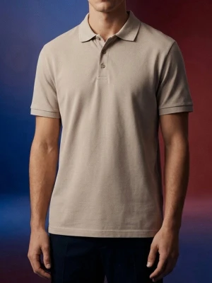 ASOS Beige pikétröja med krage - Snygg beige pikétröja med klassisk krage och korta ärmar. Tröjan har knappar framtill och är tillverkad i mjuk bomull som känns skön mot huden. Perfekt till jeans eller shorts för en clean och enkel stil.