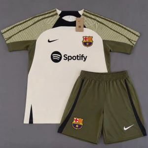 Helt ny träningsset från FC Barcelona - Säljer en snygg träningsset från FC Barcelona. Perfekt för sommaren och varmare dagar. Hör av er  om ni har frågor. Pris går att diskutera.