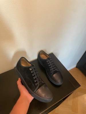 Mörkblå skor från Lanvin  - Säljer nu dessa riktigt fina Mörkblå dojjor från Lanvin / skick 9/10 / storlek 44,5 / kontakta via intresse eller annat och pris kan såklart diskuteras!😊