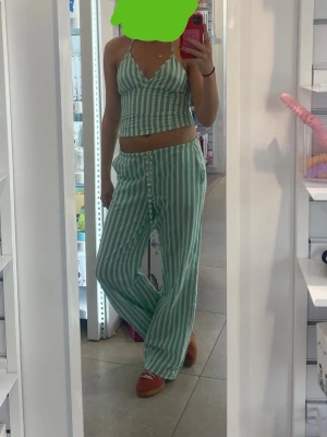 Grönt randigt sett - Grön randigt sett från pull & bear!! I strl XS! Knappt använt!! Kontakta mig ifall önskemål om att köpa en av delarna