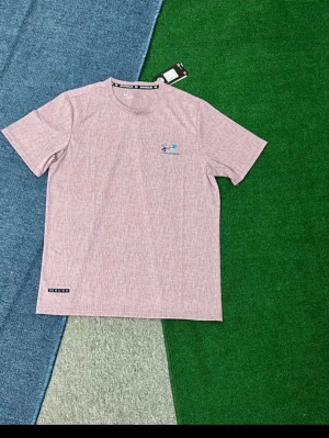 Ljusrosa t-shirt med diskret mönster - Säljer en ljusrosa t-shirt med subtilt mönster och liten logga på bröstet. T-shirten har rund halsringning och korta ärmar, perfekt för en avslappnad stil. Materialet känns mjukt och bekvämt mot huden.