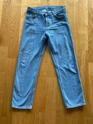 Ljusblå raka jeans - Ljusblåa jeans från Junkyard med rak passform 