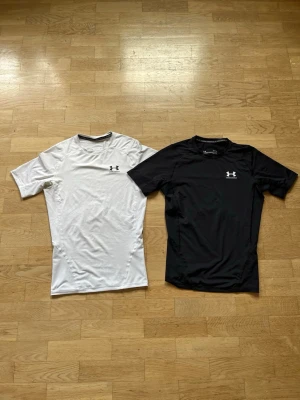 Under armour compression  - Säljer båda, stolek M på båda 2 den vita har en fläck vid halsen men tror det går bort med vanish eller liknande 150 kr styck eller 249 för båda 