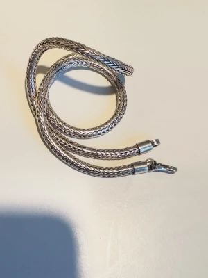Äkta 925-silver ormhalsband 🐍 - Snyggt ormhalsband i äkta 925-silver 🐍 * Vikt: 75 g * Längd: 45–50 cm Perfekt för dig som gillar minimalistiska accessoarer med en touch av edge.