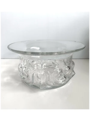 Skruf - stor glasskål designad av Lars Hellsten - Unik glaskruka designad av Lars Hellsten för Orrefors. Tillverkad i klart glas med dekorativa bubblor och vågigt mönster runt om. Perfekt som inredningsdetalj eller för mindre växter. Klassisk svensk glaskonst med tidlös design.