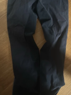 Svarta leggings med enkel design/ ridbyxor - Säljer ett par svarta leggings /ridbyxor med smal passform och hög midja. De är stretchiga och mjuka, perfekta för en avslappnad och bekväm stil. Materialet känns följsamt och passar till många olika outfits.