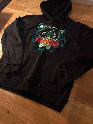 Kenzo Paris hoodie - Inga hål eller defekter! Två två tvättas innan fraktning! Hör av dig vid frågor⁉️ 