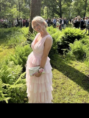 Ljusrosa långklänning med volanger - Säljer nu min balklänning 🩷.