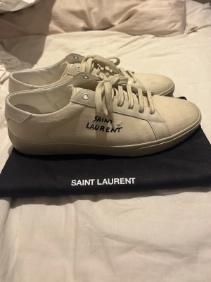 Saint Laurent skor - Säljer nu mina saint Laurent skor som jag inte använder längre, använda tre gånger och därav är det lite smuts. Kvitto tillkommer och även äkthetsverifiering. Sulmåttet är runt 28cm, köpta för 18 000 bath vilket motsvarar runt 5500kr priset sitter verkligen inte i sten tags och allt utom box tillkommer