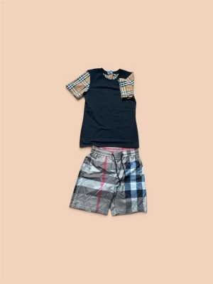 Rutiga badshorts och t-shirt set - Selling this summer BB tracksuit because of Ive grown taller and it doesn’t fit me anymore.  The tracksuit is in mint condition, have worn it only for events like twice  The t shirt says XXL but is M sized. The shorts says Xl but is M sized too.