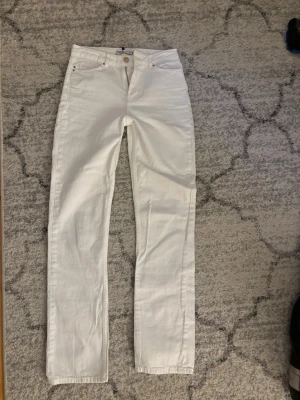Vita raka jeans från Zara - Säljer dessa jättefina Zara jeansen i mycket fint skick! Som referens är jag 174cm lång och de är något korta. Skulle nog passa någon som är 163-170cm❣️ Jeansen har inga defekter alls! Innerbenslängd: 80 cm Midjemått: 68 cm