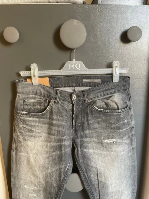 Vintage dondup jeans  - Dondup George Jeans | väldigt fint skick | snygga slitningar. Hör av dig vid minsta lilla och priset är inte hugget i sten!//Alex closet✨