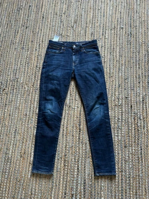 Levi’/ jeans - Sitter slim/straight. W30, passar om du är 170+. Pris kan diskuteras