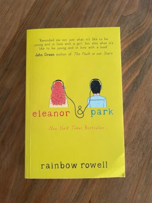 Eleanor & Park av Rainbow Rowell - Eleanor & Park är en ungdomsroman med ett klargult omslag och illustrationer av två tonåringar med hörlurar. Boken är på engelska och har mjukt pärmomslag. Perfekt för dig som gillar romantik och gripande berättelser.
