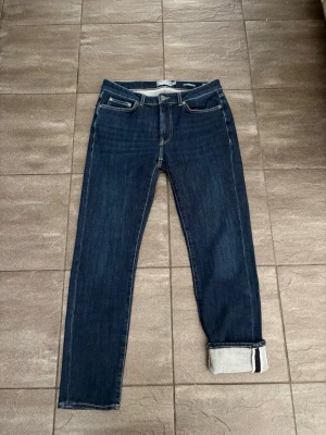 Selvedge jeans  - Säljer ett par mörkblå selvedge jeans med coola vita sömmar! Storlek W32, hör av dig för fler detaljer.