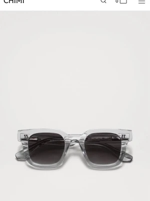 CHIMI solglasögon 04 - Super tuffa CHIMI solglasögon. Inga repor. Fint sick! Box och typ påsen till solglasögonen med medföljer!!💖💖