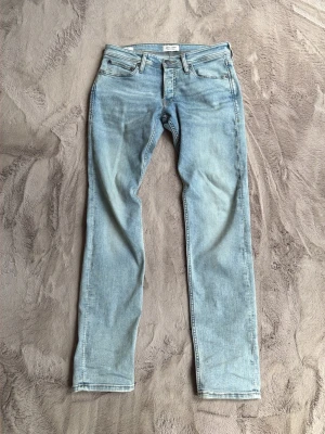 Ljusblå raka jeans från jack&jones - Säljer ett par ljusblå jeans från Jack&jones storlek 32/34 modell Glenn