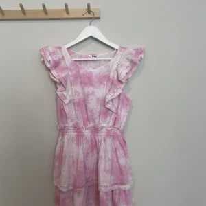 Miniklänning - Så fin miniklänning. Endast använd några få gånger, köpt begagnad och säljer vidare pågrund av att den inte riktig passade mig💖men verkligen så fin sommar klänning 