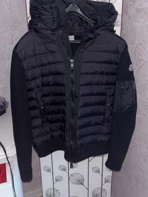 Moncler Cardigan  - Nu är det dax att sälja min fina moncler cardigan då den inte kommer till någon användning:) bara att höra av sig vid intresse.