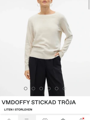 Vit stickad tröja från Vero Moda - Stickad tröja i fint skick, passar perfekt på. Den är knappt andvänd och är deför jag säljer den annars inget fel på den alls.