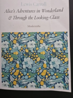 Alice's Adventures in Wonderland - En samlingsvolym med Lewis Carrolls klassiker 'Alice's Adventures in Wonderland & Through the Looking-Glass'. Boken har ett färgstarkt omslag med blommigt mönster i blått, gult och vitt. Pocketutgåva med originalillustrationer av John Tenniel. TVEKA INTE ATT FRÅGA OM PRISET!❤️