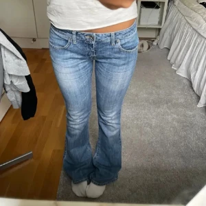 Low waist jeans - Säljer dessa supersnygga low waist bootcut jeansen som är köpa här på plick! Säljer då de tyvärr inte kommer till andvändning. Bilderna är från förra Säljaren och de är ifrån Big Star!💗💗👌🏻