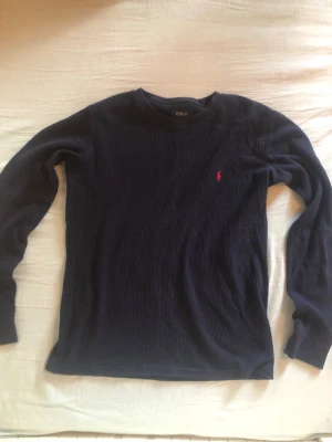 Mörkblå långärmad tröja Polo Ralph Lauren - Storlek S 170. Mått 📐 axelbredd-40cm/längd 60cm. Mycket bra skick och inga defekter. Priset är ej hugget i sten 