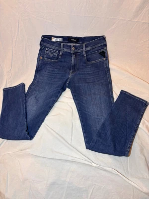 Replay Anbass - Dessa tvärfeta Replay Anbass i storlek 30/32 nyskick! Modellen är 182 och bär 30/32 passar bra