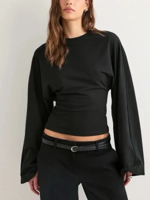 Nelly Långärmad topp - Stilren svart långärmad topp med och vida ärmar från Nelly💞