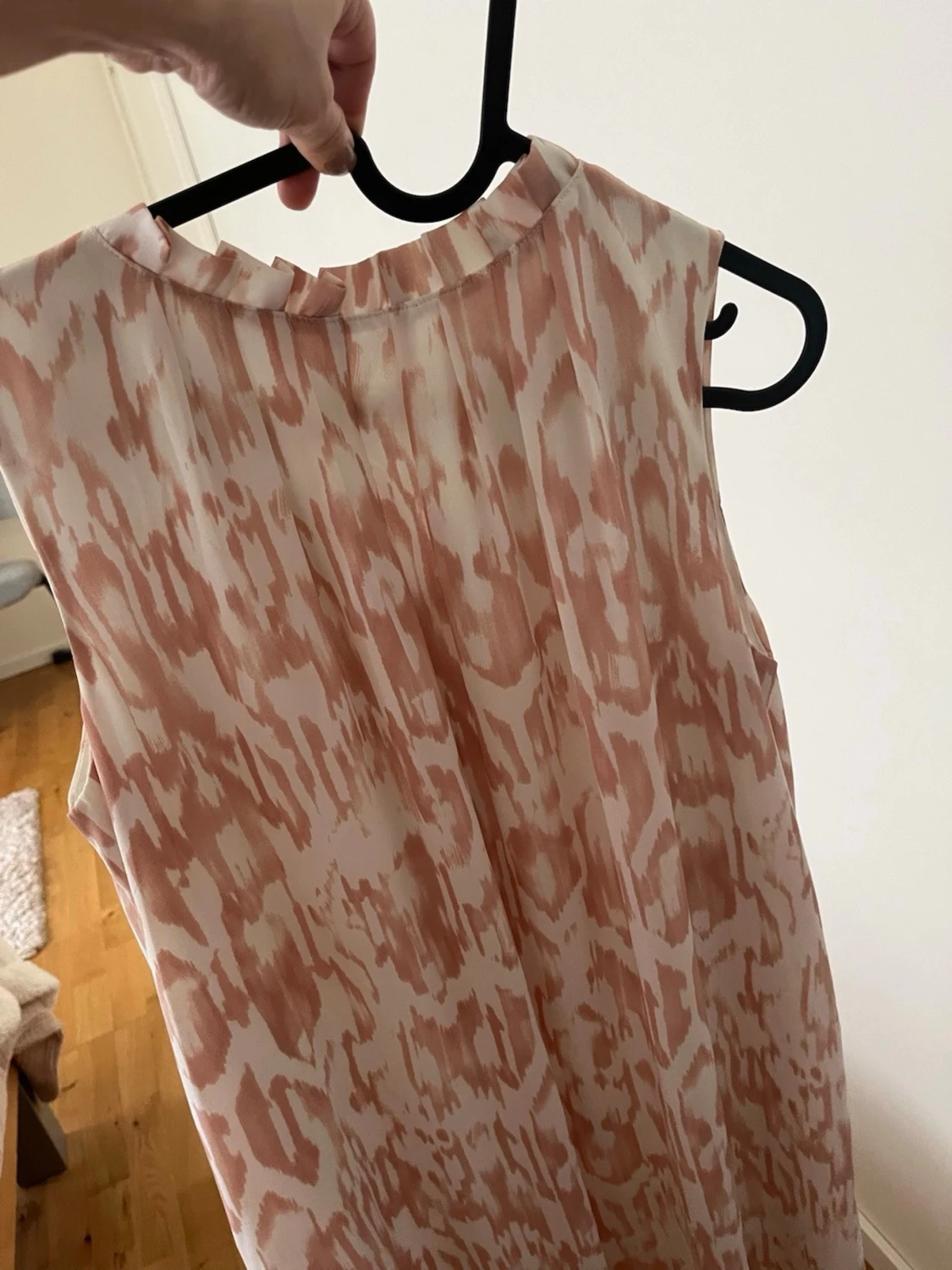 Ljusmönstrad ärmlös klänning - 1