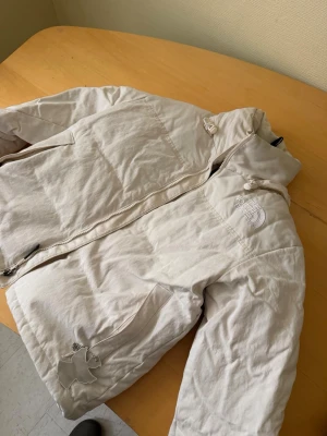 Beige pufferjacka från The North Face nuptse - Använt en del men nu vill den användas lite till! Köptes för 3999kr förra året. Den är i fint skick! Den är lite offwhite. 