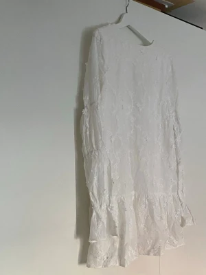 Unik sommarklänning  - Säljer en superfin student/ sommarklänning från NA-KD i storlek 40. Superfin med detaljer på armarna, blommor och öppen rygg. Prislappen är kvar och ordinarie pris är 700kr. Pris är förhandlingsbart så passa på!!