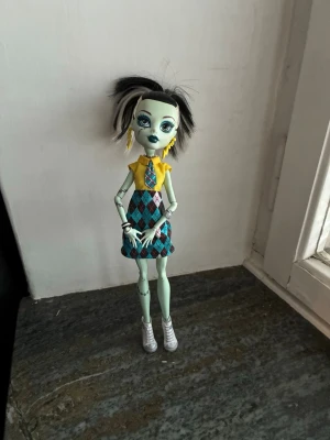 Monster high - Fin Franken Stein docka med alla accessoarer kvar. Håret ska egentligen vara utsläppt och kan enkelt tvättas. Pris kan diskuteras