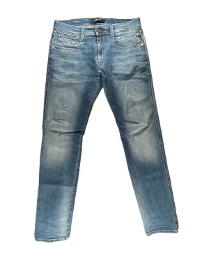 Replay Anbass Hyperflex - Snygga blå slim fit jeans från Replay med klassisk femficksdesign och slitna detaljer. De är i modellen Anbass Hyperflex. Pris kan diskuteras. Skickas samma dag, bara att höra av dig vid intresse.