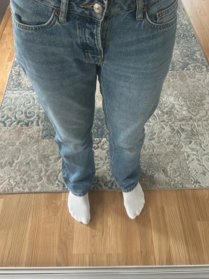 Blå raka jeans från 157 - Säljer ett par klassiska blå jeans från 157 med rak passform, lågmidjade. Passar mig, tjej 175 storlek S