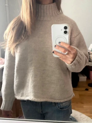 Stickad polotröja - Jättesnygg stickad polotröja i grå/beige färg😍😍 100% ull